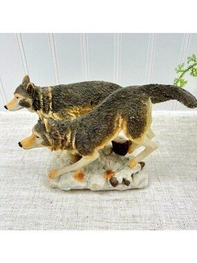 Classic Wildlife Collection 2 Statue Figurine Running Wolves Multicolor